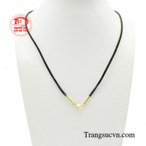 Dây dù nam bọc vàng với chất liệu cao su mềm mại, đàn hồi tốt mang lại cảm giác thoải mái khi đeo trong thời gian dài.