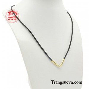 Dây dù bọc vàng 14K cho nam là phụ kiện thời trang cao cấp, giúp tôn lên vẻ đẹp nam tính và đẳng cấp của phái mạnh.