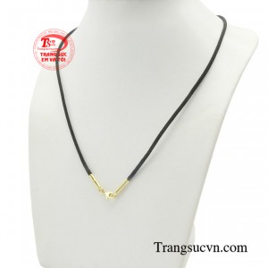 Nếu các anh thích sự nhẹ nhàng nhưng vẫn toát lên vẻ đẹp, khí chất của đàn ông thì dây cao su bọc vàng này chính là sự lựa chọn hoàn hảo.