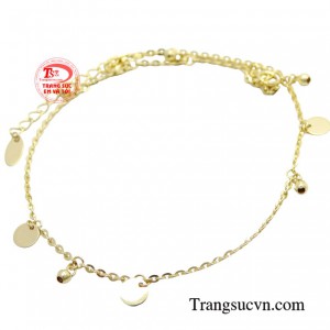  Chiếc lắc giúp các cô gái thể hiện sự tự tin nhưng cũng không kém phần nữ tính và thanh lịch. 