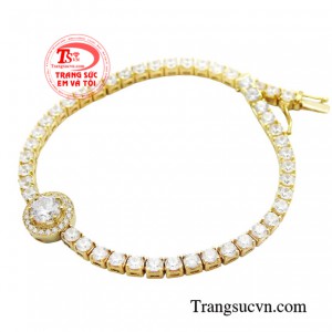 Từng đường nét của sản phẩm sẽ giúp phái đẹp tỏa sáng và gây ấn tượng với người xung quanh bởi vẻ thanh thoát của nó. 