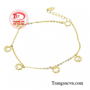 Lắc tay vàng xinh xắn 10k với thiết kế ngọt ngào cùng chất liệu vàng 10k cao cấp, sản phẩm sẽ khiến bạn trở nên thu hút đầy tự tin trong mọi hoàn cảnh. 