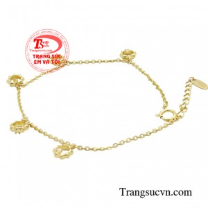 Chị em hãy lựa chọn cho mình chiếc lắc tay phù hợp với mình để thêm phần sang trọng và quý phái cho bàn tay của mình. 