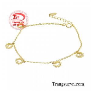 Nếu bạn muốn thể hiện sự mới mẻ, quyến rũ và đặc biệt hơn trong mắt người khác, thì chiếc lắc tay vàng trắng sẽ là sự lựa chọn hoàn hảo dành cho bạn.