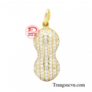 Mặt dây chuyền hạt đậu được chế tác trên chất liệu vàng 18k có độ bền đẹp và sáng bóng theo thời gian. 