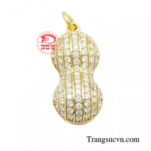 Xung quanh mặt dây nổi bật những viên đá Moissanite sáng lấp lánh càng tôn lên vẻ đẹp cho người đeo. 