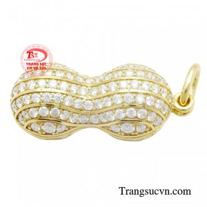 Sở hữu một mặt dây chuyền hình củ lạc sẽ mang đến cho các anh những điều tốt đẹp trong cuộc sống, giúp bạn gặp nhiều may mắn trong công việc và kinh doanh.