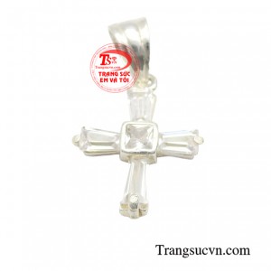 Mặt dây thánh giá bạc phước lành được thiết kế theo hơi hướng độc đáo, chắc chắn sẽ là món trang sức tuyệt vời đối với các cô nàng yêu thích sự mới mẻ.