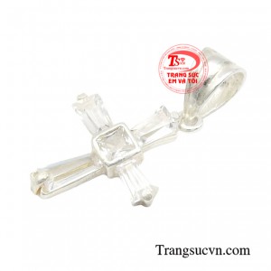 Với kiểu dáng hiện đại, cá tính chắc chắn mặt dây chuyền bạc nữ thánh giá sẽ không làm các nàng thất vọng. 