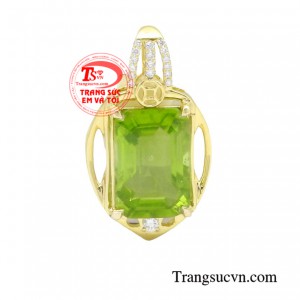 Mặt dây vàng Peridot thanh lịch được chế tác từ vàng cao cấp, với độ bóng sáng hoàn hảo tôn lên vẻ đẹp sang trọng và đẳng cấp.