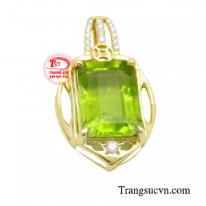 Điểm nhấn chính là viên đá peridot lấp lánh, sở hữu sắc xanh lục tươi mát như lá cây mùa xuân, tượng trưng cho sự sinh sôi nảy nở, sức sống mãnh liệt và may mắn. 