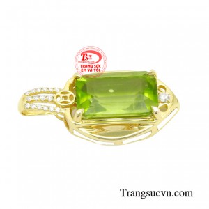  Bao quanh viên peridot là những viên kim cương nhỏ lấp lánh, tạo nên những tia sáng lung linh huyền ảo giúp các nàng thêm tự tin và khẳng định đẳng cấp của minh.