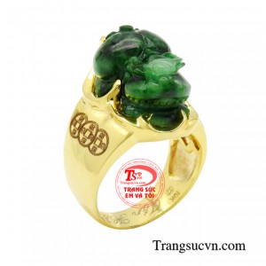 Nhẫn nam tỳ hưu hưng thịnh được làm từ vàng 10K được chế tác tinh xảo, mang hình ảnh Tỳ Hưu uy nghi, sống động, là biểu tượng cho sự may mắn, thành công và thịnh vượng.