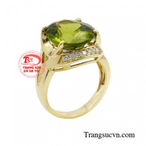 Nhẫn nữ vàng peridot kiêu sa với các chi tiết được chạm khắc tỉ mỉ, tinh tế, tôn lên vẻ đẹp sang trọng và đẳng cấp cho người đeo.