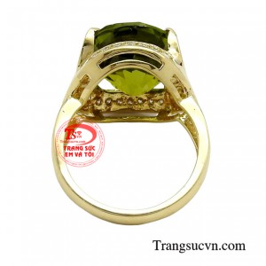 Bên trên của nhẫn được gắn viên Peridot được mệnh danh là 