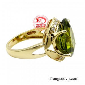 Không chỉ vậy, đá Peridot được xem là viên đá may mắn, tượng trưng cho sự thịnh vượng, tiền tài và thành công.