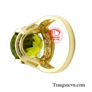 Sở hữu một chiếc nhẫn peridot sẽ giúp nàng thu hút năng lượng tích cực, gặp nhiều may mắn trong công việc và cuộc sống.