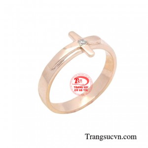 Nhẫn thánh giá vàng hồng cầu nguyện được chế tác từ vàng hồng cao cấp, tỏa sáng rực rỡ với sắc màu ấm áp, sang trọng.