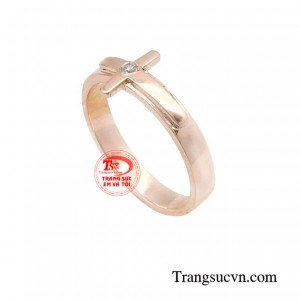 Nổi bật trên mặt nhẫn là hình ảnh thánh giá được chạm khắc tinh xảo, tỉ mỉ, thể hiện niềm tin và sự tôn kính mãnh liệt dành cho đấng cứu thế.
