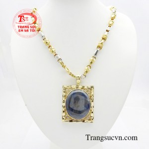 Bộ dây chuyền nam gắn đá saphire là sự kết hợp giữa mặt dây gắn đá sapphire và dây chuyền vàng 18k mang đến phong cách lịch lãm, phong độ cho đấng mày râu.