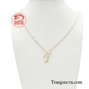 Bộ mặt chữ T vàng 18k được thiết kế trang nhã dễ dàng kết hợp với nhiều kiểu trang phục khác nhau.