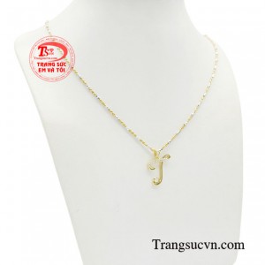 Khi đi cùng với chiếc áo phông tối giản thì bộ dây chuyền này trở thành tâm điểm của mọi ánh nhìn, còn khi đi cùng những bộ cánh cầu kỳ, bộ trang sức đảm nhận hoàn hảo vai trò là vật làm nền, tôn lên vẻ đẹp rạng ngời cho bộ trang phục lộng lẫy ấy.