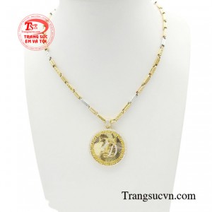 Bộ mặt dây chuyền chữ nam tính được chế tác tinh xảo trên từng chi tiết, cùng bản thiết kế dày dặn và chắc chắn, đồng thời không gây cảm giác vướng trong suốt quá trình sử dụng.