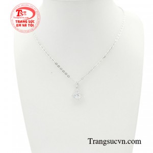 Bộ mặt dây chuyền cuốn hút là điểm nhấn giúp nàng quyến rũ hơn cũng như nổi bật trong những khoảnh khắc của cuộc sống.