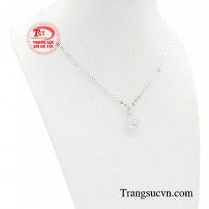 Sản phẩm sử dụng chất liệu vàng trắng 18k được chăm chút vô cùng tinh xảo, tỉ mỉ qua từng chi tiết.