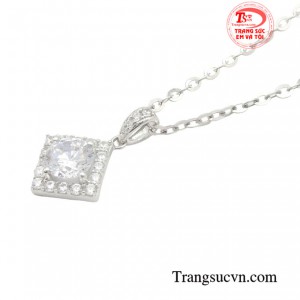 Bộ mặt dây chuyền cuốn hút mang biểu tượng của sự nữ tính sẽ là quà tặng thích hợp nhất trong mỗi dịp đặc biệt.