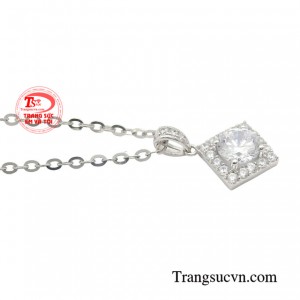Với món trang sức này mỗi quý cô sẽ luôn hạnh phúc, rạng rỡ và tỏa sáng cùng vẻ đẹp hiện đại. 