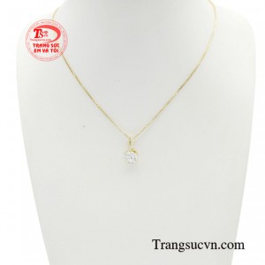 Bộ mặt dây nữ vàng may mắn là sản phẩm được sử dụng chất liệu vàng màu 18k cao cấp có độ sáng bóng cao.