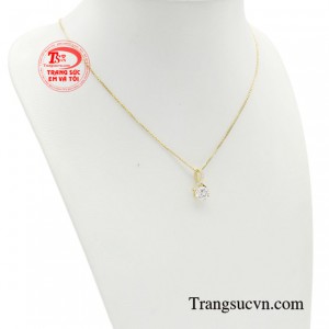 Vì vậy, bộ dây chuyền này cực kỳ thích hợp với những bạn nữ có chiếc cổ mảnh mai, trắng sáng, yêu thích sự trẻ trung, nữ tính. 