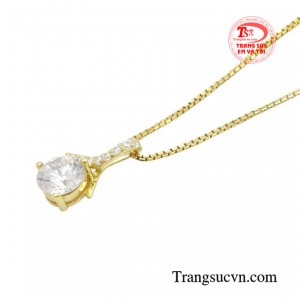 Với  thiết kế tinh xảo với sự kết hợp của chiếc mặt dây đính đá lấp lánh cùng với sợi dây chuyền vàng thanh mảnh thu hút ánh nhìn của những người xung quanh.