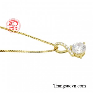 Nếu mọi người muốn đi tặng cho những người thân và bạn bè trong những dịp đặc biệt một bộ đồ trang sức thì hãy nhanh tay lựa chọn bộ dây chuyền vàng trắng cuốn hút này nhé!