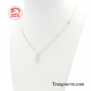 Bộ mặt dây phái đẹp vàng trắng đều được chạm khắc tỉ mỉ, thể hiện sự nghệ thuật và tâm huyết của người thợ kim hoàn. 