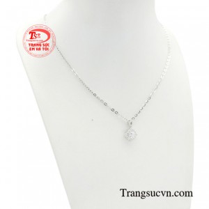 Bộ sản phẩm được sử dụng chất liệu vàng trắng 18k cao cấp có độ sáng bóng cao.