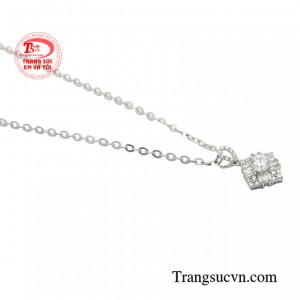 Nếu mọi người muốn đi tặng cho những người thân và bạn bè trong những dịp đặc biệt một bộ đồ trang sức thì hãy nhanh tay lựa chọn bộ dây chuyền vàng trắng cuốn hút này nhé!