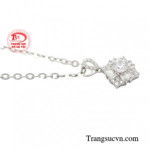 Vì vậy, bộ dây chuyền này cực kỳ thích hợp với những bạn nữ có chiếc cổ mảnh mai, trắng sáng, yêu thích sự trẻ trung, nữ tính.