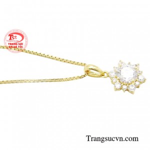 Từ xưa, đá cz được coi là một loài đá quý chỉ đứng sau kim cương giúp cho người đeo thu hút nhiều tài lộc, may mắn, thành công