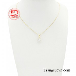 Bộ mặt dây phong cách thời thượng được nhiều người yêu thích bởi vẻ đẹp đầy mê hoặc toát lên vẻ lấp lánh của đá cz giúp cho người đeo tôn thêm sự sang trọng, quý phái.