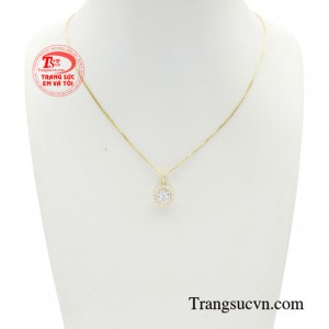 Bộ mặt dây quý cô vàng tỏa sáng có thiết kế trang nhã dễ dàng kết hợp với nhiều kiểu trang phục khác nhau.