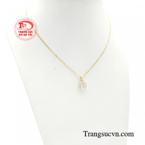 Khi đi cùng với chiếc áo phông tối giản thì bộ dây chuyền này trở thành tâm điểm của mọi ánh nhìn, còn khi đi cùng những bộ cánh cầu kỳ, bộ trang sức đảm nhận hoàn hảo vai trò là vật làm nền, tôn lên vẻ đẹp rạng ngời cho bộ trang phục lộng lẫy ấy.