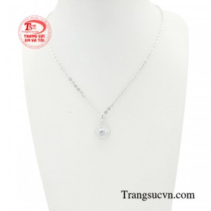 Bộ mặt dây quý cô vàng trắng sở hữu thiết kế đơn giản, thanh lịch đến những mẫu mã cầu kỳ, tinh xảo, tất cả đều được chế tác tỉ mỉ, sắc nét, tôn lên vẻ đẹp riêng biệt cho người đeo.