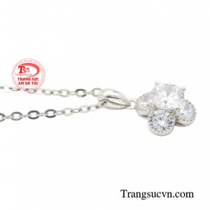 Thiết kế nhỏ gọn ôm trọn vòng cổ rất phù hợp cho nàng khi mặc áo sơ mi , váy hay áo phông.