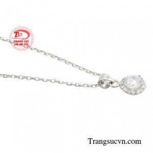 Sản phẩm cực kỳ thích hợp với những bạn nữ có chiếc cổ mảnh mai, trắng sáng, yêu thích sự trẻ trung, nữ tính và sang chảnh. 