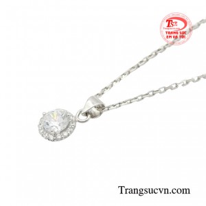 Nếu các anh chàng đang đi tìm cho nửa kia của mình bộ dây chuyền vàng trắng thì đừng quên bộ dây chuyền vàng trắng đài cát này nhé.