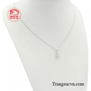 Món trang sức này nổi bật với thiết kế được trang trí vô số những viên đá cz lấp lánh đầy mê hoặc.