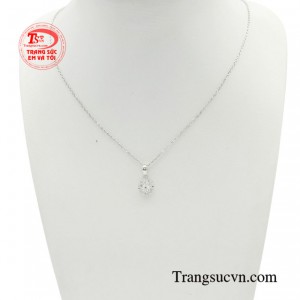 Bộ mặt dây vàng trắng kiều diễm mang đến nét sang trọng và thời thượng cho mọi cô nàng xinh đẹp.