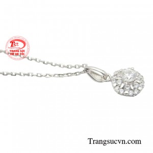 Đá cz vốn được xem là loại đá quý có độ bền đẹp, khó trầy xước khi va chạm chính vì thế rất thich hợp trong việc chế tác tran sức.